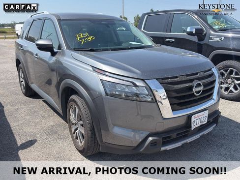 Used 2025 Nissan Pathfinder SL FWD image 1