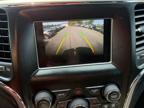 Used 2019 Jeep Grand Cherokee Laredo AWD/4WD image 22