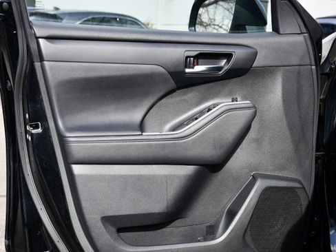 Used 2023 Toyota Highlander XLE image 11