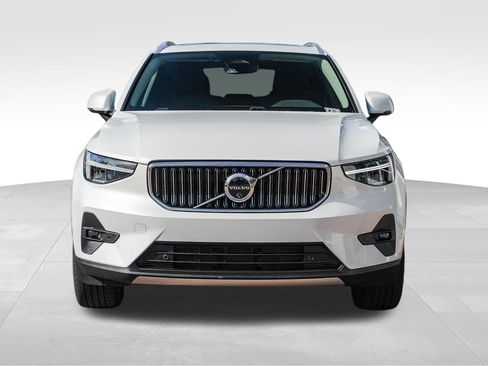 Used 2025 Volvo XC40 B5 Plus image 5