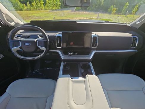 Used 2025 Ford Expedition Platinum w/ Driver's Package AWD/4WD image 10