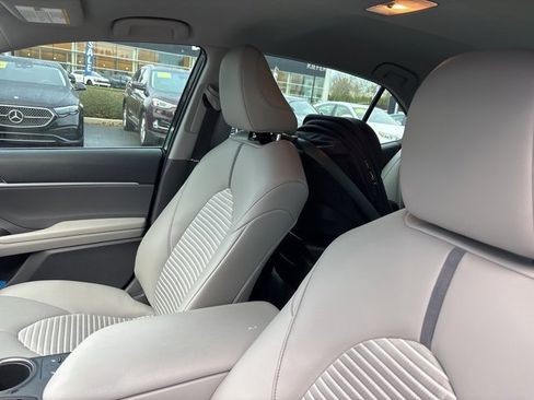 Used 2022 Toyota Camry SE image 8