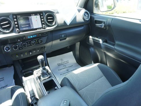 Used 2020 Toyota Tacoma TRD Off-Road w/ Technology Package AWD/4WD image 17