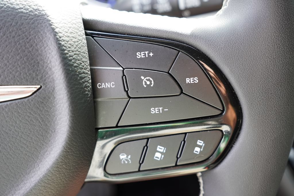 Used 2025 Chrysler Pacifica Limited FWD image 35