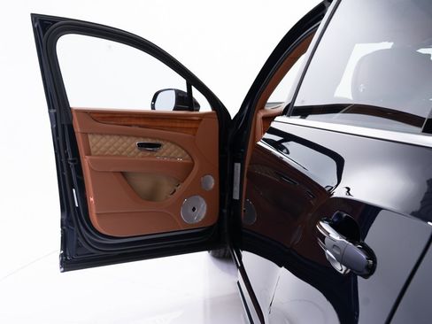 Certified 2021 Bentley Bentayga image 10