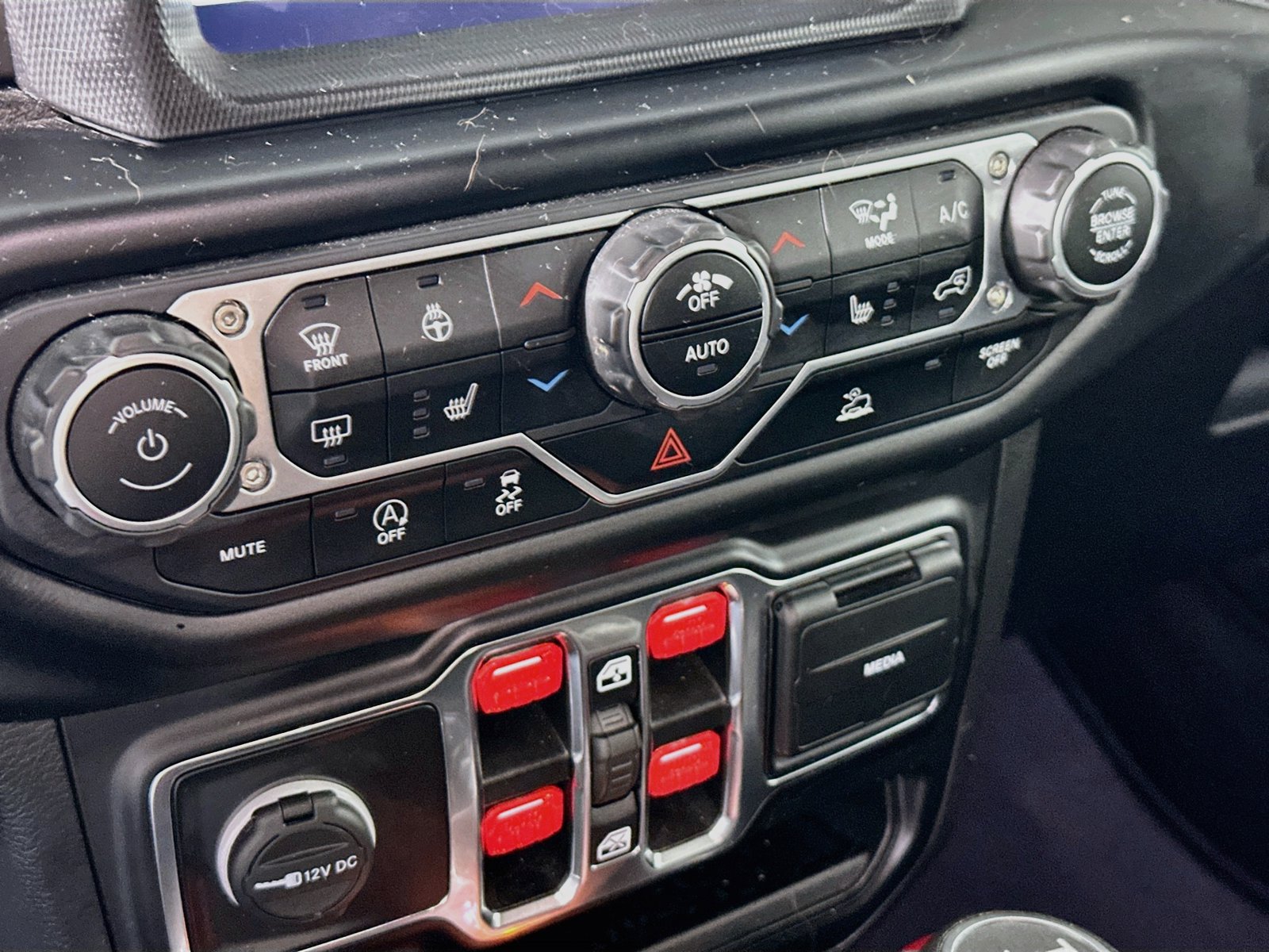 Used 2022 Jeep Wrangler Unlimited Sahara w/ Cold Weather Group AWD/4WD image 17