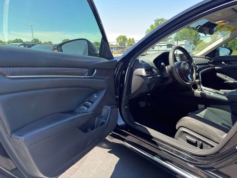 Used 2018 Honda Accord EX image 12