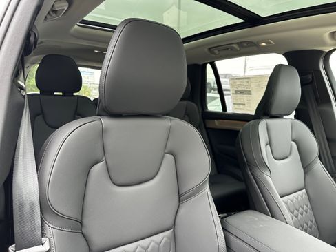 Used 2025 Volvo XC90 T8 Plus w/ Protection Package Premier AWD/4WD image 9