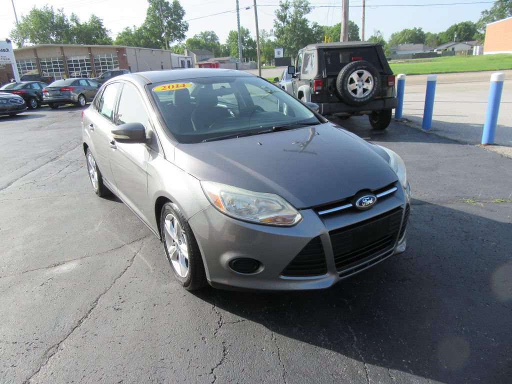 Used 2014 Ford Focus SE w/ SE Winter Package FWD image 3