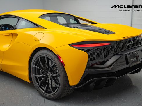 Used 2024 McLaren Artura RWD image 24