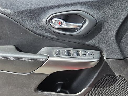 Used 2020 Jeep Cherokee Latitude image 28