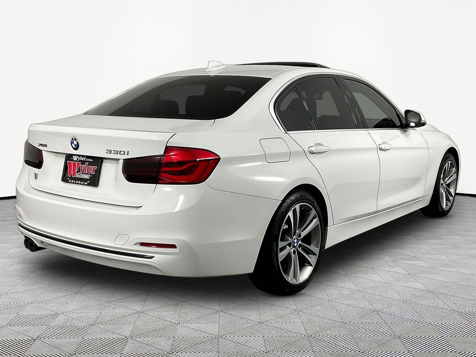 Used 2018 BMW 330i xDrive Sedan AWD/4WD image 6