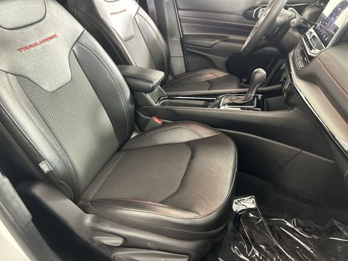 Used 2025 Jeep Compass Trailhawk image 25