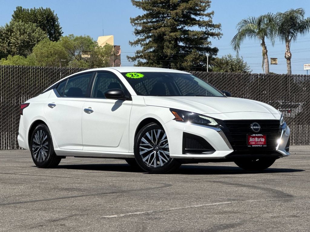 Used 2025 Nissan Altima 2.5 SV FWD image 1