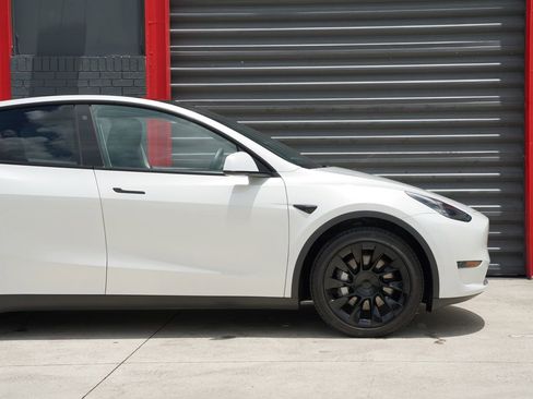 Used 2023 Tesla Model Y AWD image 4
