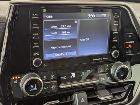 Used 2020 Toyota Highlander XLE image 29