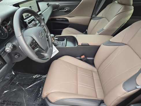 New 2025 Lexus ES 350 Ultra Luxury image 9