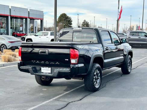 Used 2017 Toyota Tacoma TRD Off-Road w/ Premium & Technology Package image 5