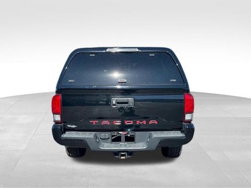 Used 2018 Toyota Tacoma TRD Sport image 6