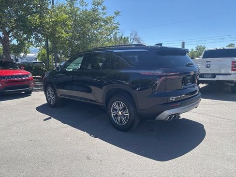 Used 2025 Chevrolet Traverse LT AWD/4WD image 4