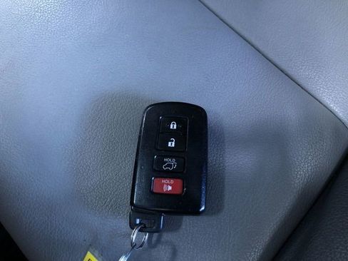 Used 2013 Toyota RAV4 Limited AWD/4WD image 33