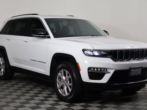 Used 2022 Jeep Grand Cherokee Limited w/ Luxury Tech Group II AWD/4WD image 3