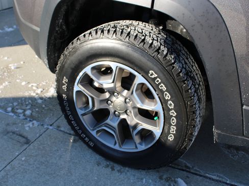 Used 2022 Jeep Cherokee Trailhawk image 12