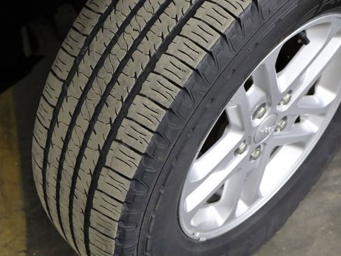 Used 2023 Jeep Grand Cherokee Laredo image 37