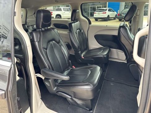 Used 2023 Chrysler Pacifica Touring-L FWD image 24