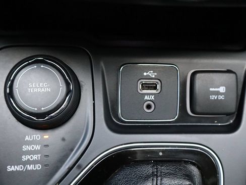 Used 2019 Jeep Cherokee Limited w/ Luxury Group AWD/4WD image 18