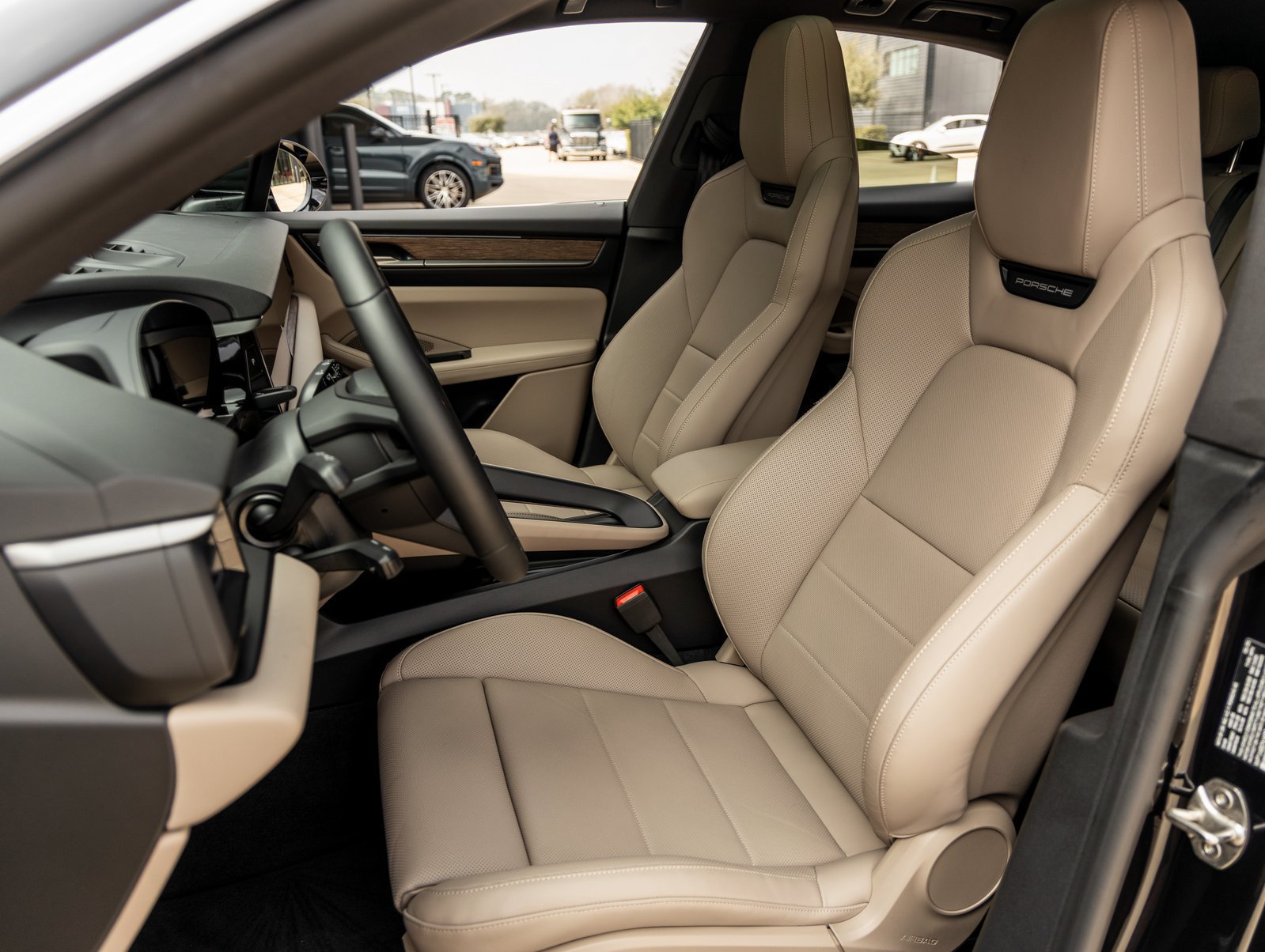 Certified 2025 Porsche Macan 4S Electric AWD/4WD image 5