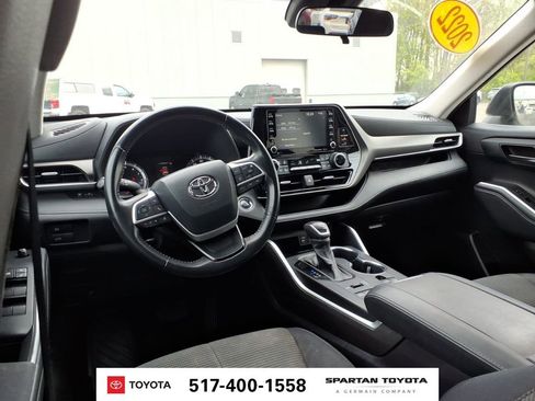 Used 2022 Toyota Highlander LE AWD/4WD image 13