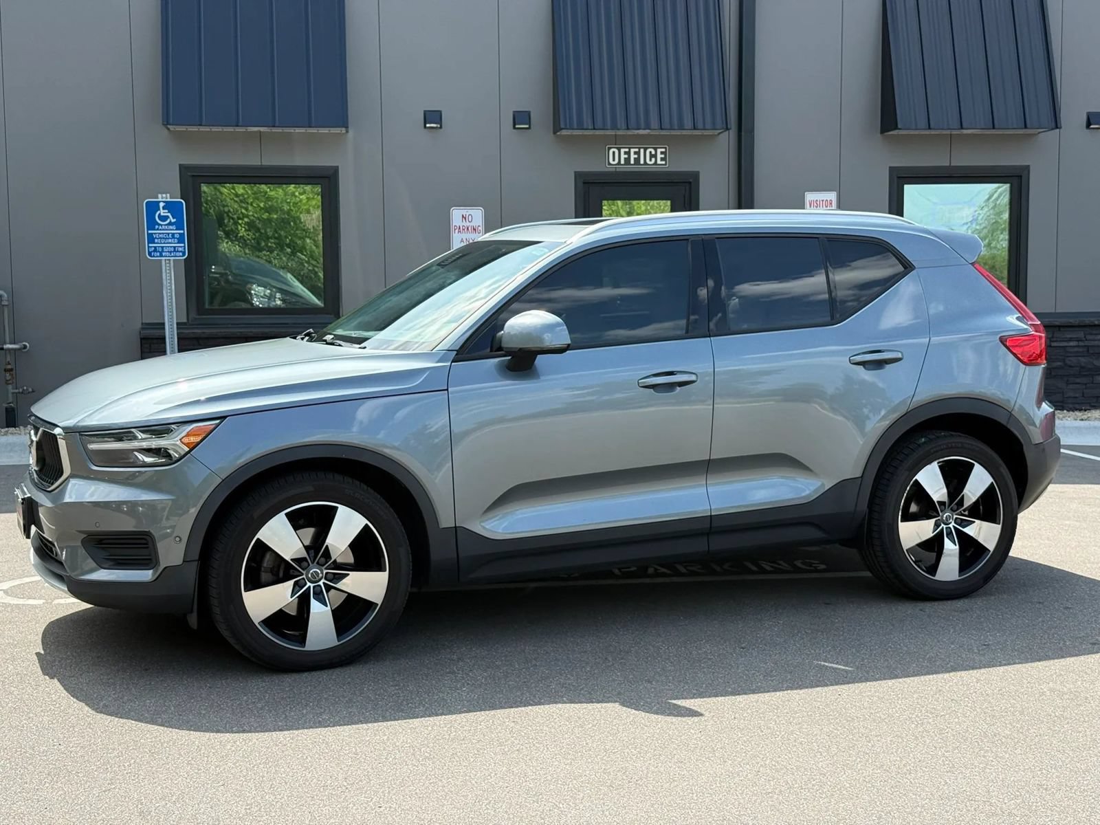 Used 2019 Volvo XC40 T5 Momentum AWD/4WD image 2