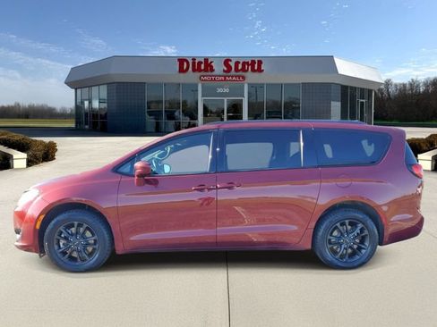 Used 2020 Chrysler Pacifica Touring-L AWD/4WD image 4