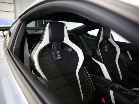 Used 2021 Ford Mustang Shelby GT500 w/ Carbon Fiber Track Pack RWD image 13