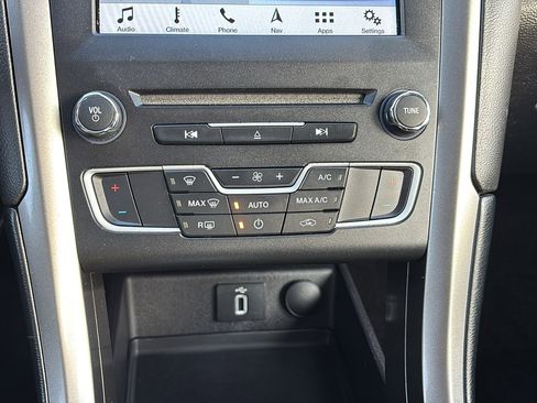 Used 2017 Ford Fusion SE w/ Equipment Group 201A image 19