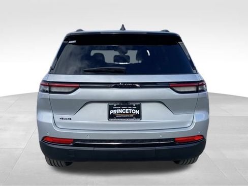 New 2025 Jeep Grand Cherokee Altitude image 5