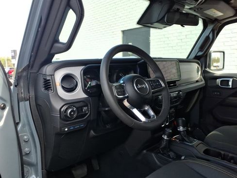 Used 2025 Jeep Wrangler Unlimited Sahara image 5