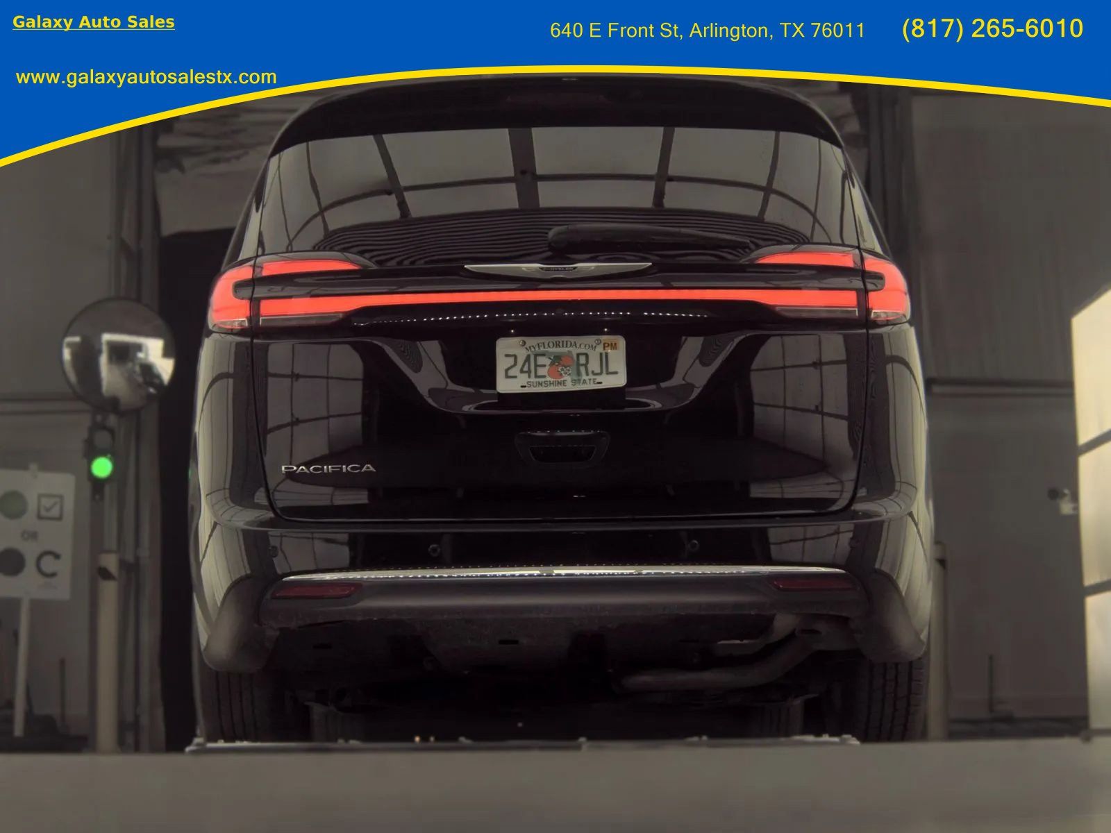 Used 2025 Chrysler Pacifica Select FWD image 5