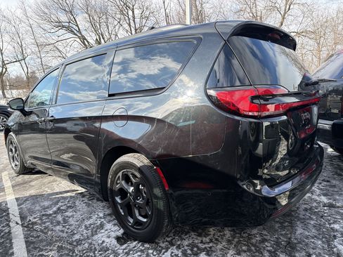 Used 2022 Chrysler Pacifica Touring-L w/ Uconnect Theater Family Group image 4