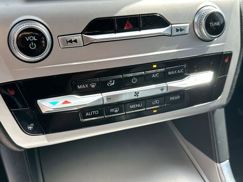 Used 2022 Ford Explorer XLT w/ Equipment Group 202A image 20