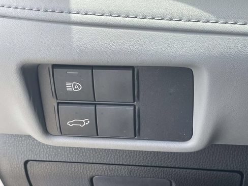 Used 2021 Toyota Highlander LE FWD image 21