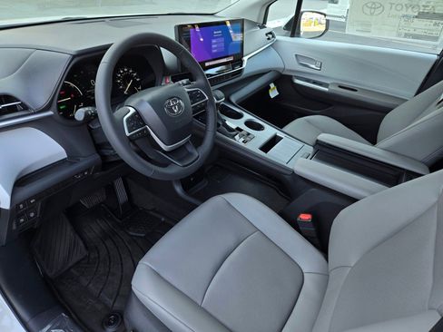 Certified 2026 Toyota Sienna XLE FWD image 8