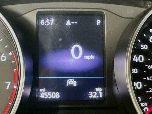 Used 2021 Volkswagen Tiguan SE w/ Panoramic Sunroof Package image 13