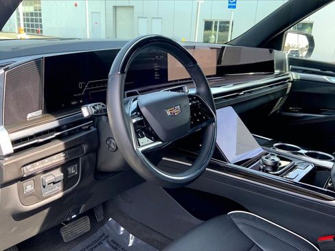 Used 2025 Cadillac Escalade Premium Luxury image 17