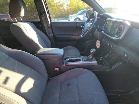 Used 2017 Toyota Tacoma TRD Off-Road image 9