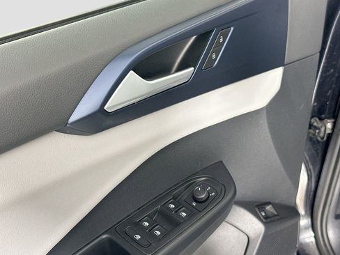 Certified 2022 Volkswagen Taos SE w/ Panoramic Sunroof Package image 16