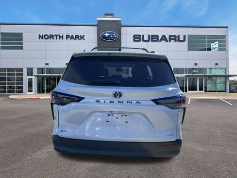 Used 2025 Toyota Sienna XLE image 4