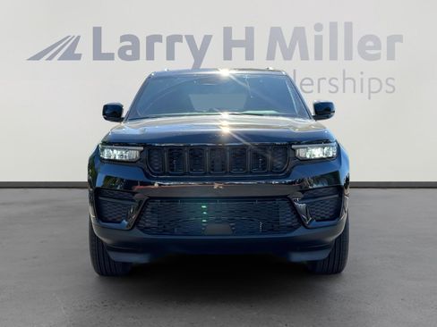 New 2025 Jeep Grand Cherokee Altitude image 4