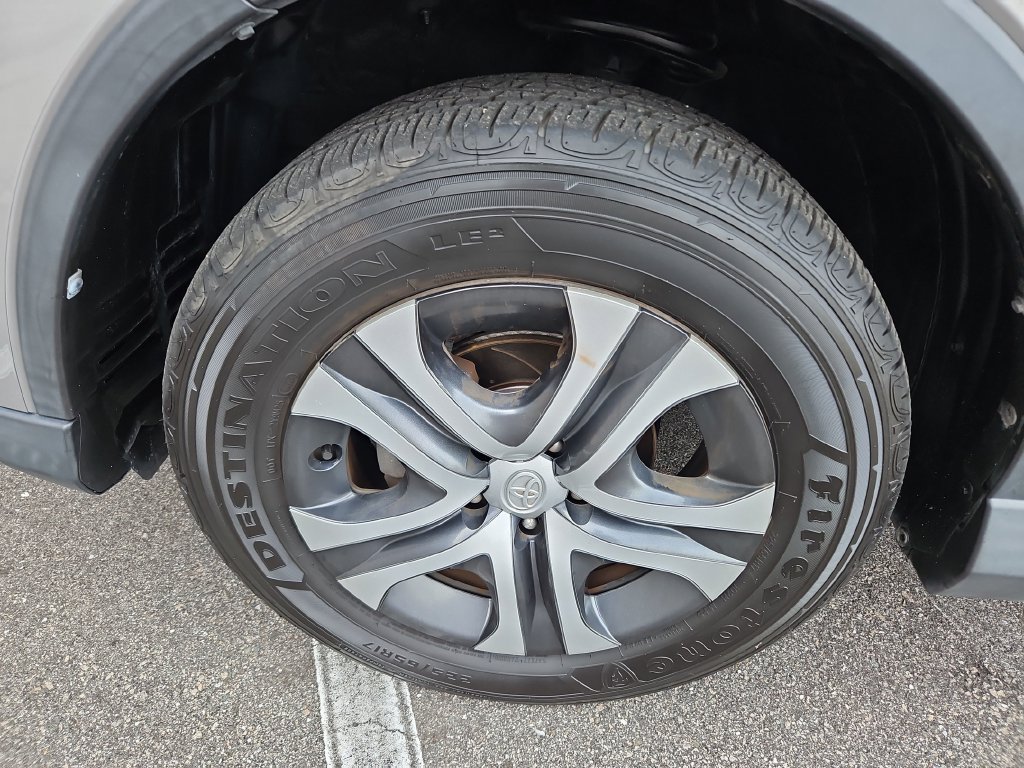 Used 2017 Toyota RAV4 LE FWD image 30